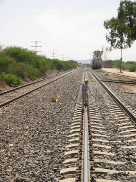 Eisenbahnlinien                             trennen den Raum und können als räumliche Einschränkung aufgefasst                             werden. (Photo: Joël Fisler)